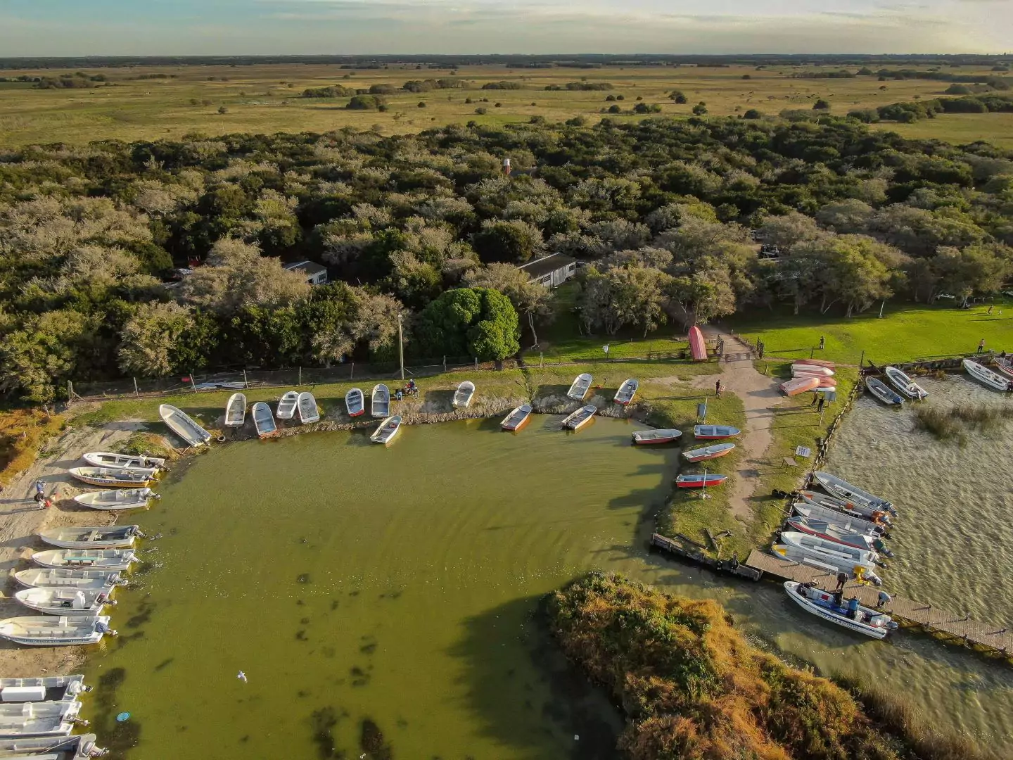 foto desde un drone club de pesca y natutica madariaga